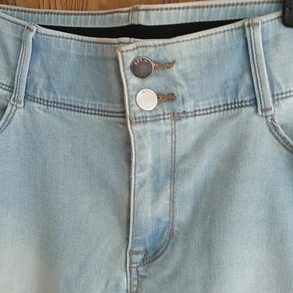APT. 9 Women's blue/ white Capri jeans. - Picture 3 of 8